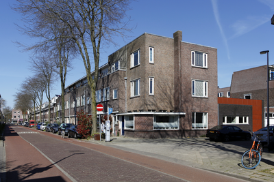 914113 Gezicht op de huizen Van Humborldtstraat 81 (rechts) -hoger te Utrecht.